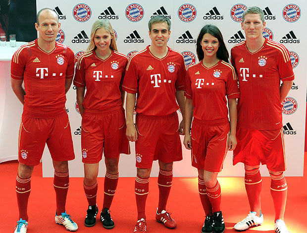jogadores do Bayern de Munique apresentam novo uniforme (Foto: AFP)