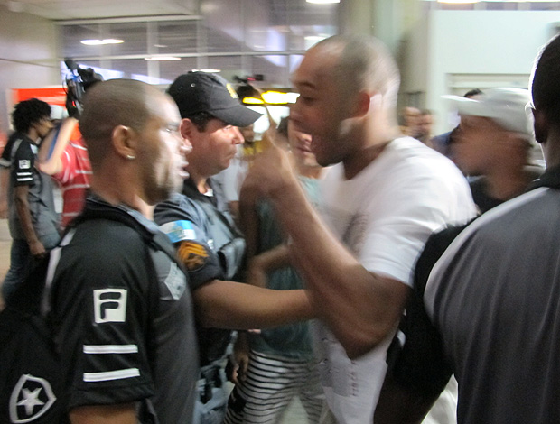 Alessandro desembarque Botafogo confusão (Foto: Gustavo Rotstein / Globoesporte.com)