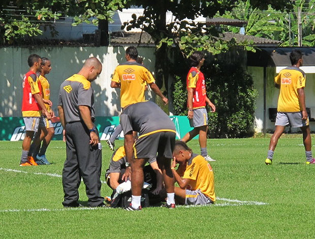 Neymar caído no treino do Santos (Foto: Adilson Barros / GLOBOESPORTE.COM)