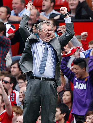 Alex Ferguson comemora vitória do Manchester United (Foto: Reuters)