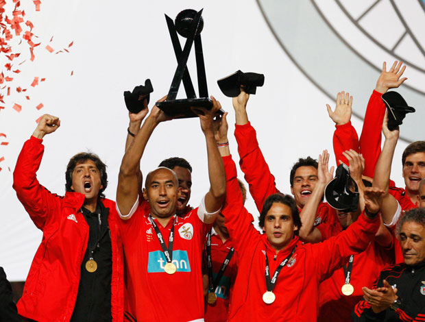 Luisão do Benfica comemora com a taça (Foto: Reuters)