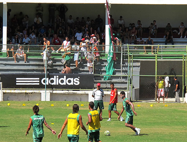 torcida do Fluminense no treino (Foto: Gustavo Rotstein / GLOBOESPORTE.COM)