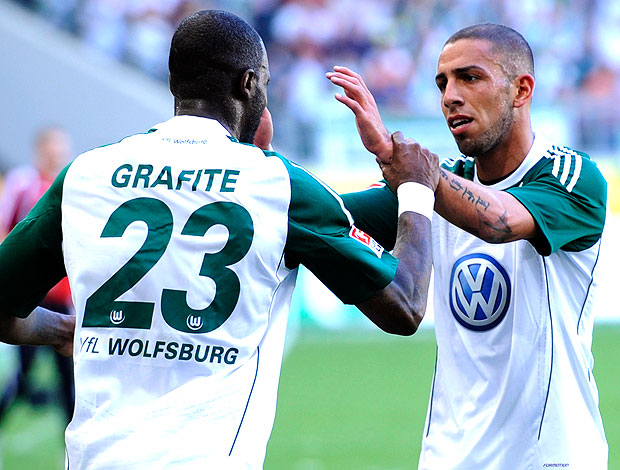 Ashkan Dejagah comemora gol com Grafite na partida do Wolfsburg contra o Colônia (Foto: Reuters)