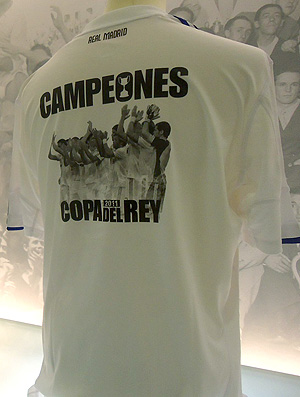 camisa comemorativa do Real Madri do título da Copa do Rei (Foto: Thiago Dias / Globoesporte.com)