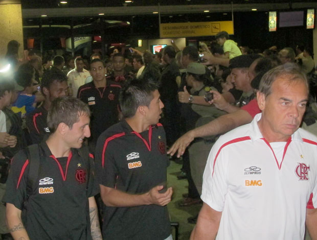 Desembarque do Flamengo (Foto: Janir Junior / Globoesporte.com)