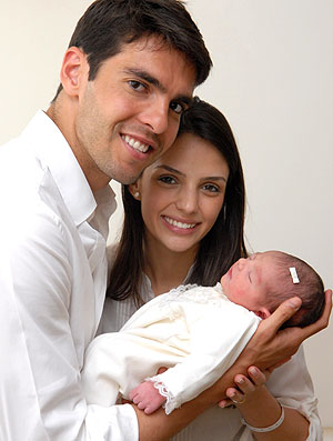 Kaká com a esposa Carol e a filha Isabella (Foto: Marúcia Kintschev)