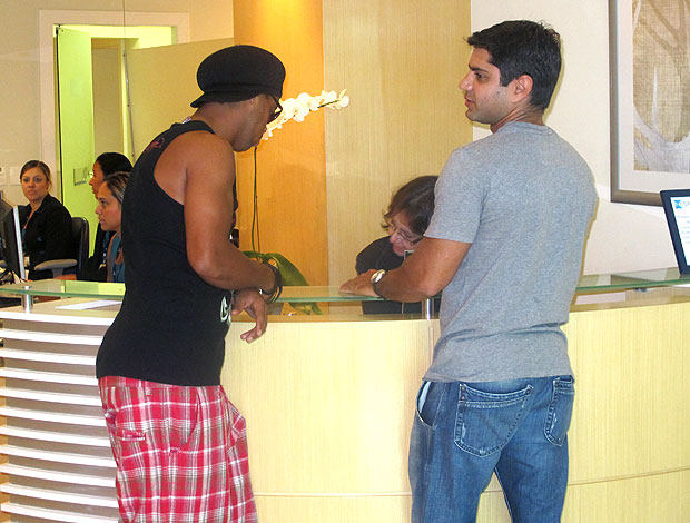 Ronaldinho Gaúcho chega para realizar exame médico (Foto: Richard Souza / GLOBOESPORTE.COM)