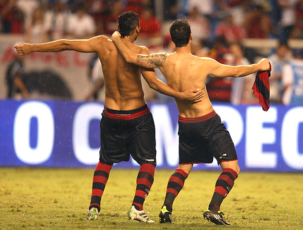 Thiago Neves e Welinton comemora vitória do Flamengo (Foto: Ag. Estado)