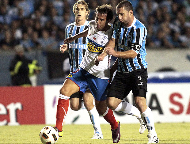 Fabio Rochemback na partida do Grêmio contra o Universidad Católica (Foto: EFE)