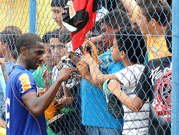 Negueba com a torcida no treino do Flamengo em Fortaleza (Foto: Alexandre Vidal / Fla Imagem)