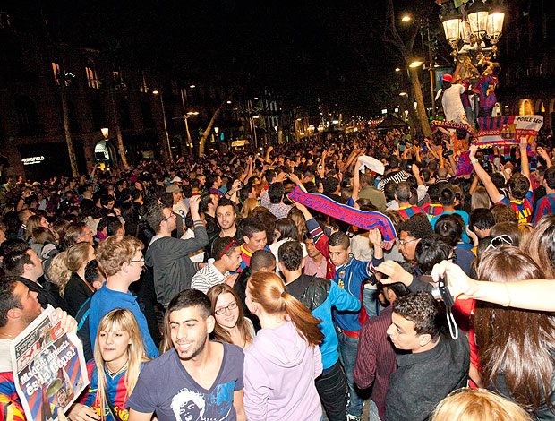 torcida do Barcelona faz a festa nas ruas após vitória sobre o Real Madrid (Foto: EFE)