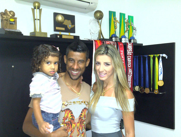 Léo Moura com a mulher Camila e a filha Isabela  (Foto: Divulgação)