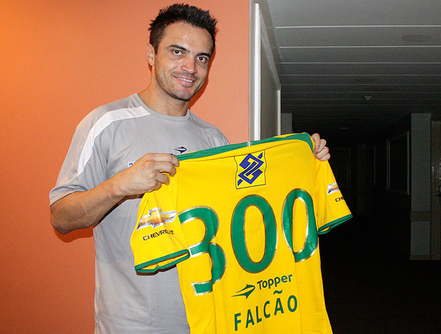 Falcão com a camisa 300 do futsal (Foto: Divulgação)