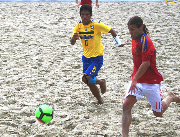 Jorginho disputa a jogada contra a Espanha na partida do futebol de areia (Foto: Divulgação)