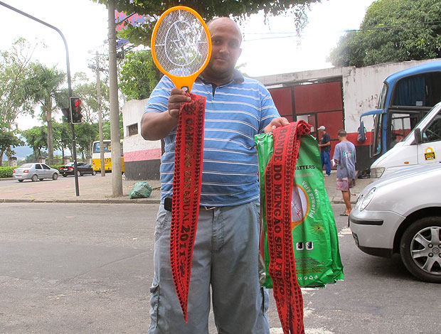 Juarez Jesus vende faixa do Flamengo campeão (Foto: Janir Junior / GLOBOESPORTE.COM)