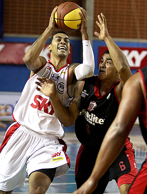 partida de basquete entre Pinheiros e Joinville (Foto: Cinara Piccolo / Divulgação)