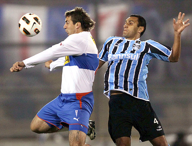 Lucas Pratto Rafel Pinto Universidad Católica x Grêmio (Foto: Reuters)