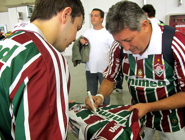 Romerito no embarque do Fluminense com o presidente do clube, Peter (Foto: Edgard Maciel de Sá / GLOBOESPORTE.COM)