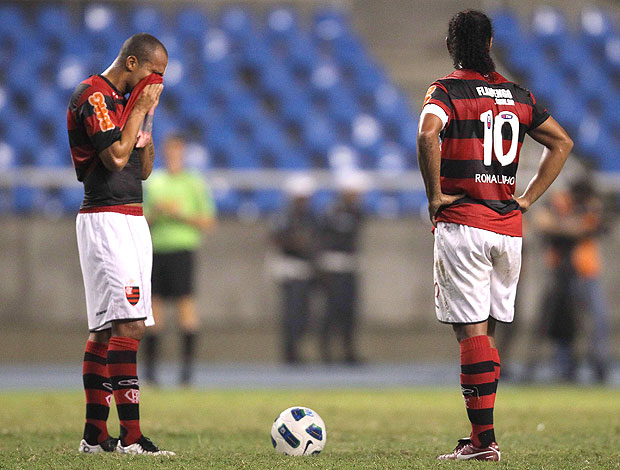 Deivid e Ronaldinho na derrota do Flamengo para o Ceará (Foto: Alexandre Cassiano / Agência O Globo)