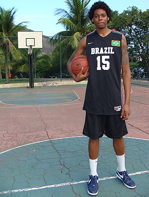 lucas bebê basquete (Foto: Alfredo Bokel/Globoesporte.com)