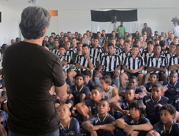 Caio Junior com categorias de base do Botafogo em Marechal Hermes (Foto: Thiago Fernandes / GLOBOESPORTE.COM)