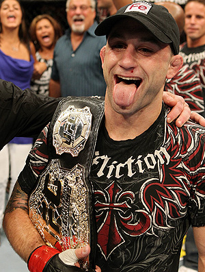 Frankie Edgarcom o cinturão de campeão (Foto: Divulgação)