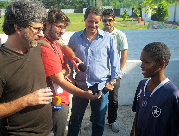 Caio Junior com Lucas do Botafogo em Marechal Hermes (Foto: Thiago Fernandes / GLOBOESPORTE.COM)