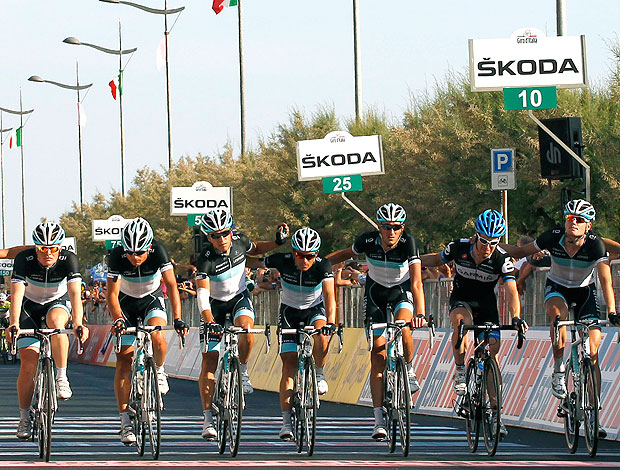 ciclistas fazem homenagem para Wouter Weylandt (Foto: Reuters)