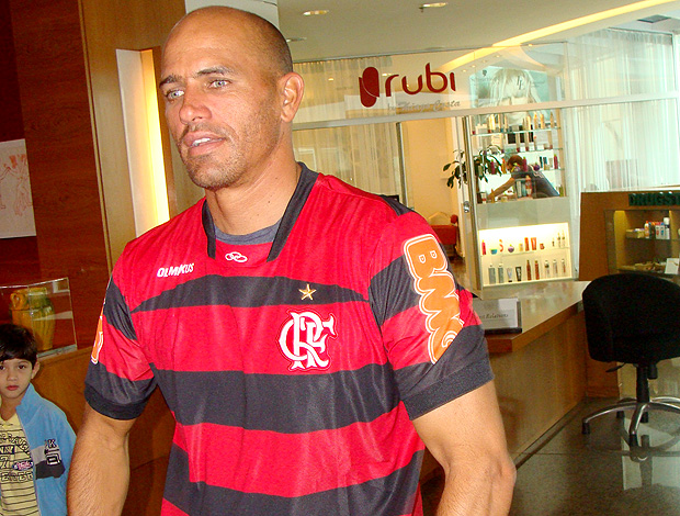 Kelly Slater camisa Flamengo (Foto: Gabriele Lomba / Globoesporte.com)