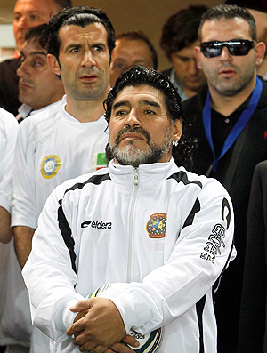 Maradona com Figo em partida especial na Russia (Foto: AP)