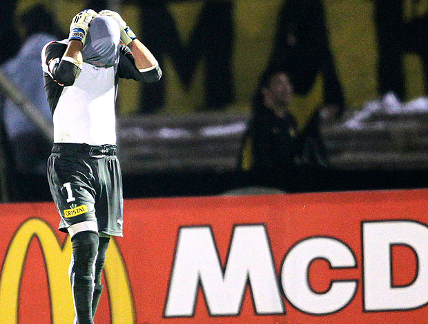 Paulo Garces, goleiro do Universidad, após frango contra o Peñarol (Foto: Reuters)