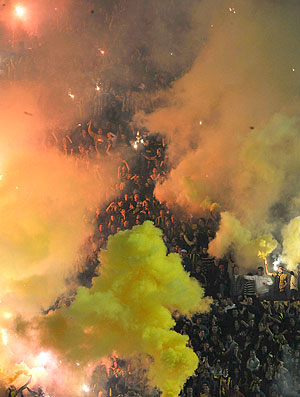 festa da torcida do Peñarol na partida da Libertadores (Foto: AFP)