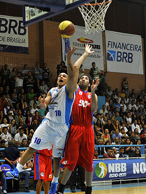 basquete brasília x pinheiros (Foto: Brito Júnior/Divulgação)