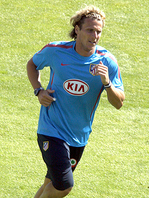 Diego Forlan no treino do Atlético de Madrid (Foto: EFE)