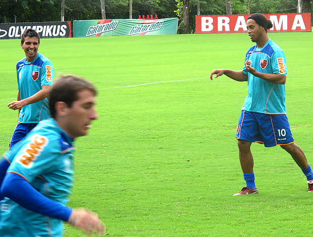 Ronaldinho brincando com Fierro no treino do Flamengo (Foto: Janir Junior / GLOBOESPORTE.COM)
