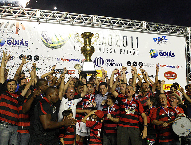 jogadores atlético-go troféu campeão goiano (Foto: Carlos Costa / Agência Futra Press)