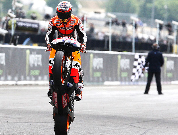 Casey Stoner comemora vitória na MotoGP na França (Foto: Reuters)
