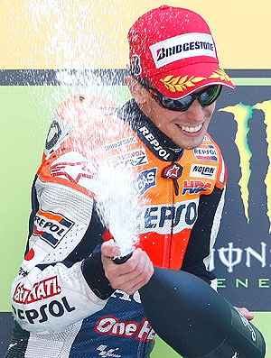 Casey Stoner comemora vitória na MotoGP na França (Foto: AP)