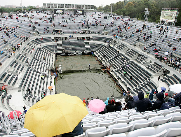 quadra coberta devido a chuva em Roma durante a final de tênis feminino (Foto: AP)