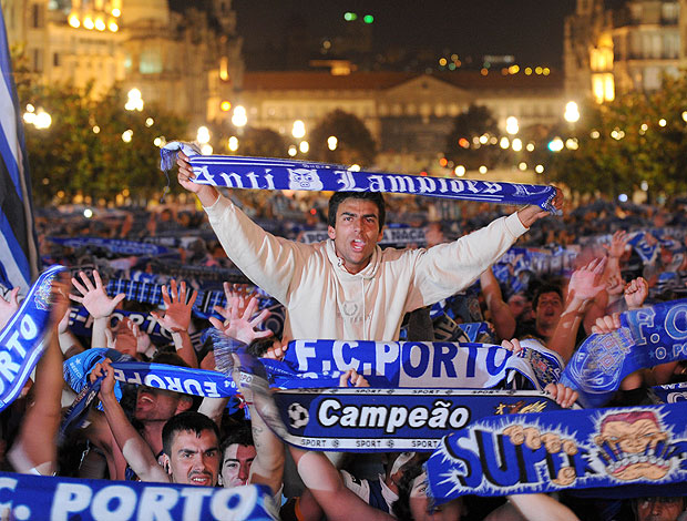 torcida comemora título do Porto na Liga Europa (Foto: AP)