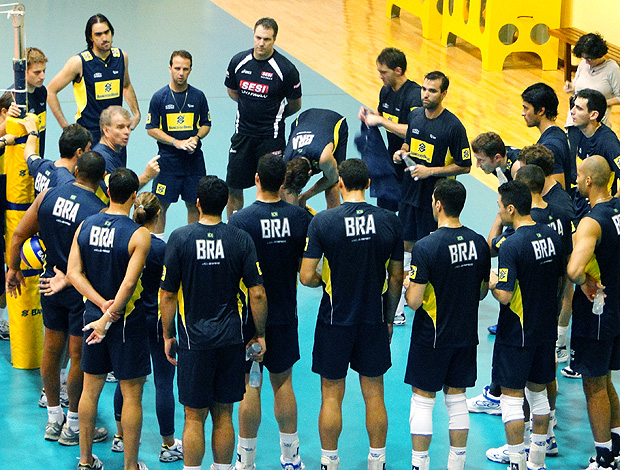 Bernardinho com jogadores no treino da seleção de vôlei (Foto: Helena Rebello / Globoesporte.com)