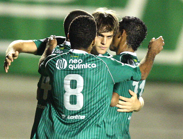 Rafael comemora gol do Goiás contra o Barueri (Foto: Ag. Estado)