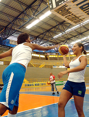 Adrianinha e Alessandra, da seleção de basquete, em Franca (Foto: Rodrigo Alves / Globoesporte.com)