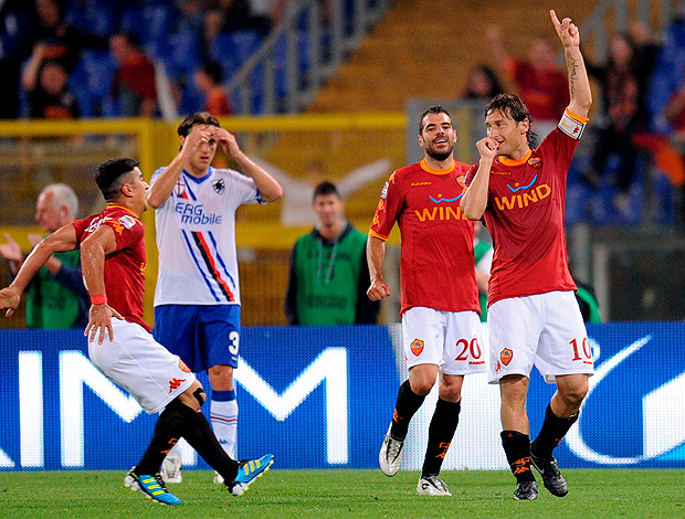 totti roma gol sampdoria (Foto: Agência EFE)