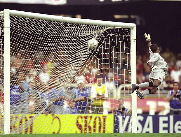 Helton Gol Petkovic Flamengo x Vasco 2001 (Foto: Hipólito Pereira / O Globo)