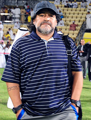 Maradona no estádio em Dubai (Foto: EFE)
