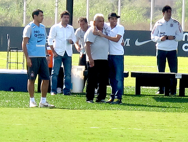 Dentinho visita amigos no Corinthians (Foto: Carlos Augusto Ferrari / GLOBOESPORTE.COM)