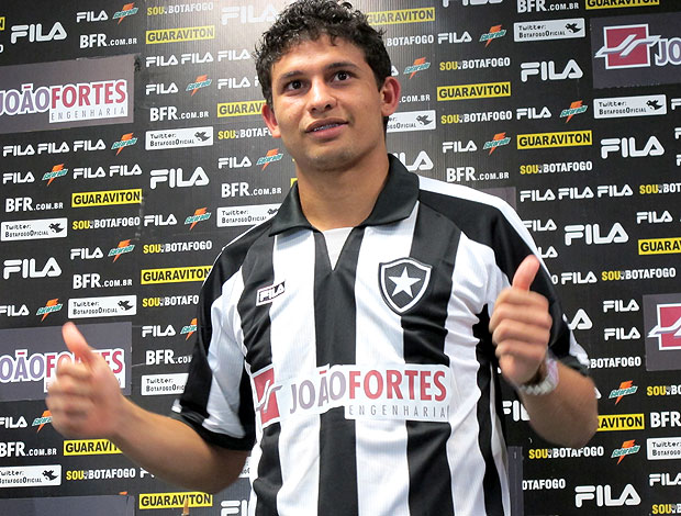 Elkson é apresentado no Botafogo (Foto: Gustavo Rotstein / GLOBOESPORTE.COM)