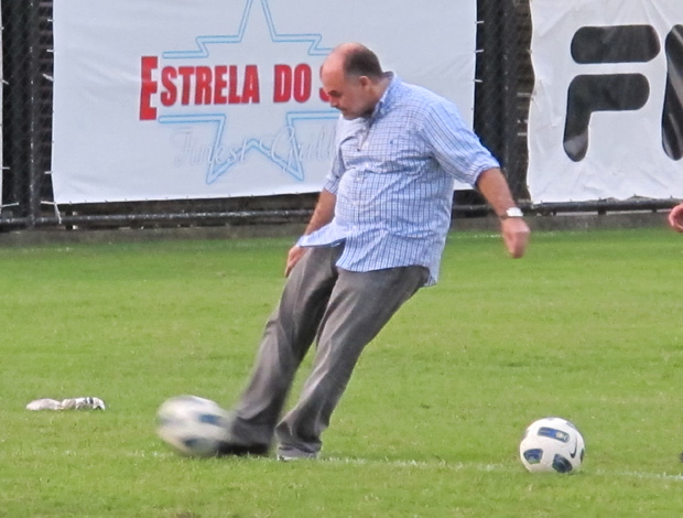 Presidente Maurício Assumpção treino Botafogo (Foto: Gustavo Rotstein/Globoesporte.com)