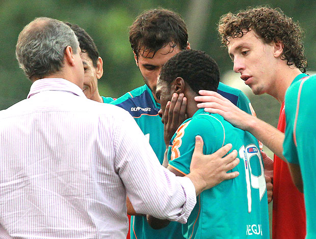 Negueba deixa o treino do Flamengo machucado (Foto: Fernando Maia / Agência O Gobo)